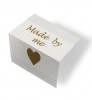 Kledinglabels doormidden gevouwen