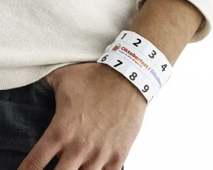 Entreepolsbandjes met aftrekbaar ticket