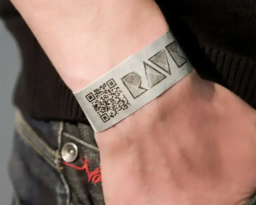 Papieren polsbandjes met QR-code of streepjescode