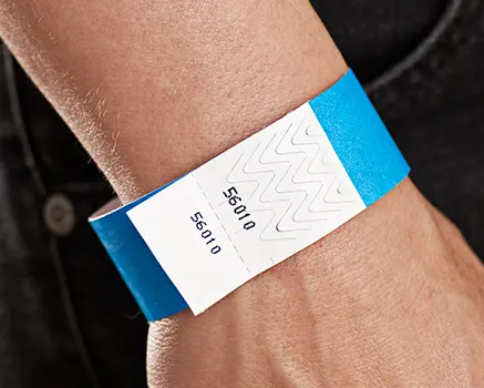 Papierarmbandjes met afscheurbaar nummer