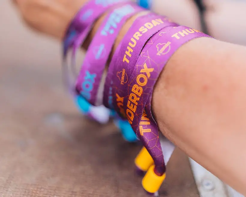 Festivalbandjes met gekleurde sluiting