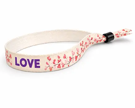 Polsbandjes met een rode bloemenslinger