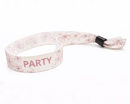 Roze polsbandjes met bloemen