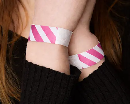 Roze met witte strepen Tyvek polsbandjes