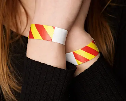 Rood met gele strepen Tyvek polsbandjes