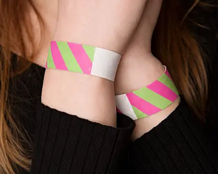 Groen met roze strepen Tyvek polsbandjes